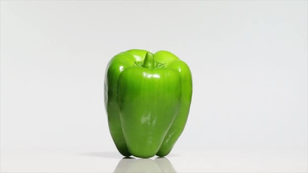Grüne Paprika Mit Schatten Auf Weißem Tisch 360 Grad Gedreht — Stockvideo