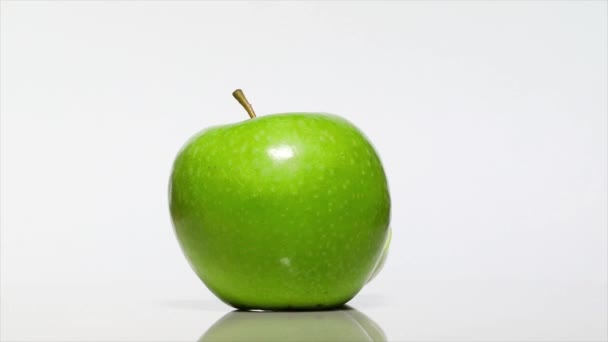 Manzana Verde Con Sombra Una Mesa Blanca Rotación 360 Grados — Vídeo de stock