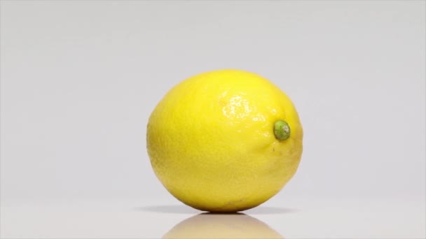 Желтый Лимон Листом Белом Столе Вращение 360 Градусов Белый Фон — стоковое видео
