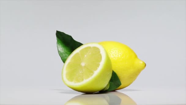 Beyaz Masa Üzerinde Yaprak Olan Sarı Limon Dönüş Açısı 360 — Stok video