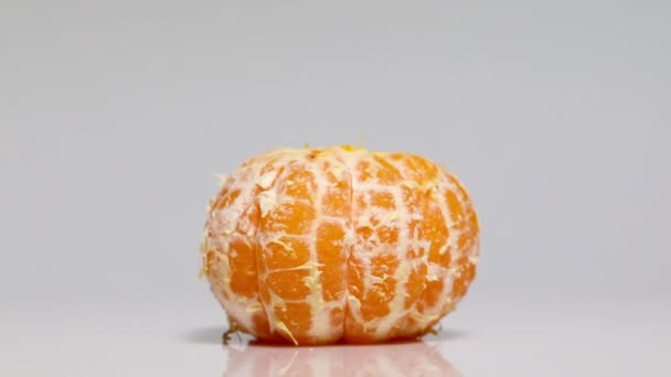 Tangerine Mûre Agrumes Mandarine Avec Ombre Sur Une Table Blanche — Video