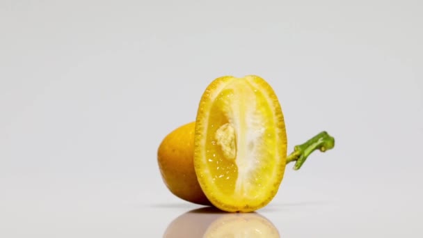 Kumquats Mit Schatten Auf Einem Weißen Tisch 360 Grad Gedreht — Stockvideo