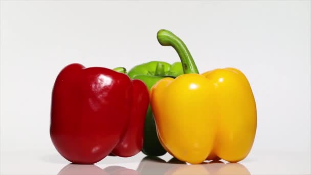 Gele Rode Groene Paprika Met Schaduw Een Witte Tafel Rotatie — Stockvideo
