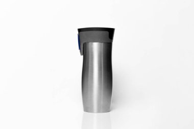 Boş termos Tumbler Bardağı 'nı gezer, Kupa Mockup beyaz arka planda izole olur. Yüksek çözünürlüklü fotoğraf.
