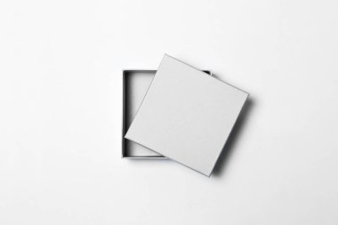 Kapaklı kağıt ya da karton kutu beyaz arka planda izole edilmiş. Üst görünüm. Kırpma yolu ile nesne. Yüksek çözünürlüklü fotoğraf.