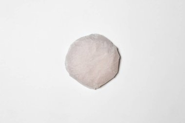 Klasik Burger ambalaj kağıdına sarılıp beyaz arka planda paketlenmiş. Üst Manzara. Hamburger Mockup.Yüksek çözünürlüklü fotoğraf.