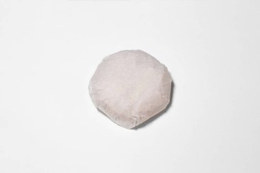 Klasik Burger ambalaj kağıdına sarılıp beyaz arka planda paketlenmiş. Üst Manzara. Hamburger Mockup.Yüksek çözünürlüklü fotoğraf.