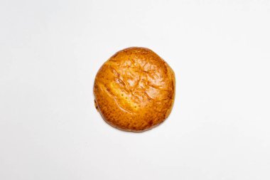 Beyaz arka planda taze pişmiş tatlı ekmek. Üst görüntü. Yüksek çözünürlüklü fotoğraf.