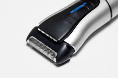 Kırpma yolu olan beyaz arka planda izole edilmiş adam için modern batarya elektrikli tıraş makinesi. Yüksek çözünürlüklü fotoğraf. Yakın çekim..