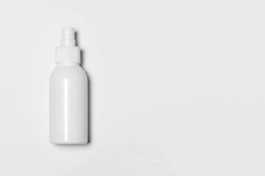 Kozmetik veya hijyen spreyi dağıtıcısı beyaz arka plana plastik şişe pompaladı. Üst görüntü. Yüksek çözünürlüklü fotoğraf..