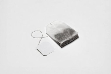 Tea Bag Mockup 'ın beyaz arkaplanda izole edilmiş hali. Tek kullanımlık çay poşeti. Yüksek çözünürlüklü fotoğraf..
