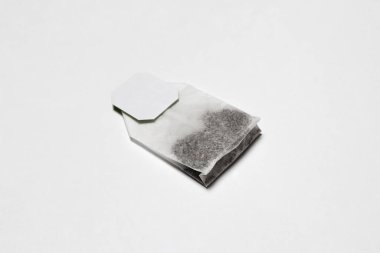 Tea Bag Mockup 'ın beyaz arkaplanda izole edilmiş hali. Tek kullanımlık çay poşeti. Yüksek çözünürlüklü fotoğraf..
