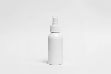 Kozmetik veya hijyen spreyi dağıtıcısı beyaz arka plana plastik şişe pompaladı. Üst görüntü. Yüksek çözünürlüklü fotoğraf..