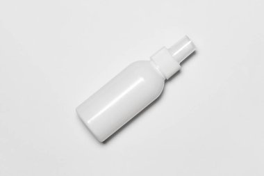Kozmetik veya hijyen spreyi dağıtıcısı beyaz arka plana plastik şişe pompaladı. Üst görüntü. Yüksek çözünürlüklü fotoğraf..