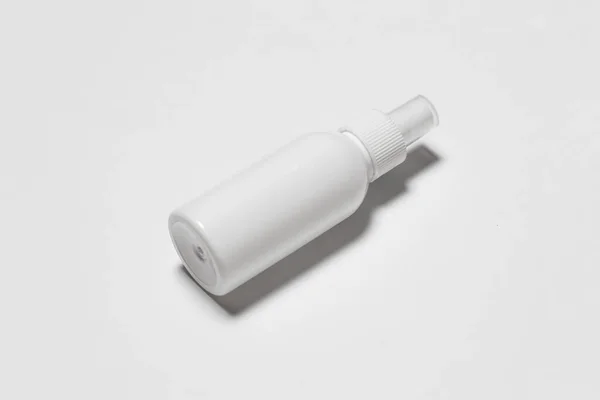 化粧品や衛生スプレーディスペンサーポンププラスチックボトル白い背景 トップビュー 高解像度写真 — ストック写真