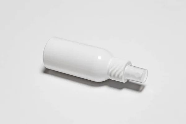 化妆品或卫生喷雾器泵塑料瓶在白色背景上 顶部视图 高分辨率照片 — 图库照片