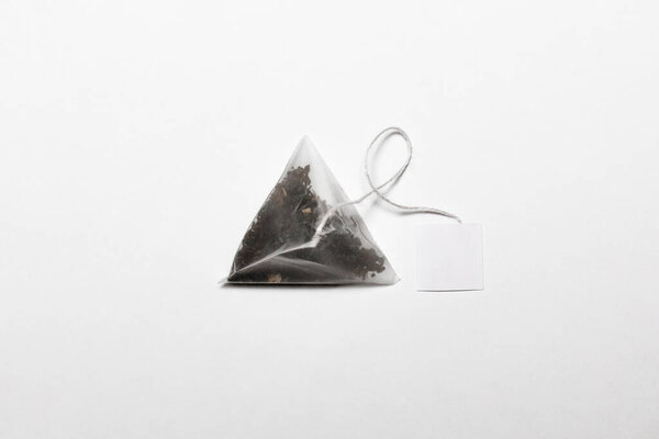Крупный план чайного пакетика с этикеткой на белом фоне. Одноразовый чай Bag.High-разрешение фото
.