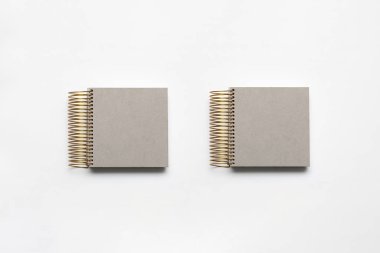 Beyaz arkaplanda Boş Spiral Defterler. Yüksek çözünürlüklü fotoğraf..