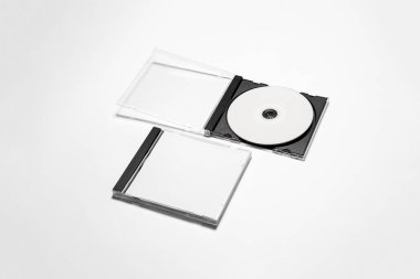 Marka tasarımı için beyaz izole edilmiş, açık ve kapalı plastik disk kutusu. Cd mücevheri yumuşak gri arkaplanda maketi. 