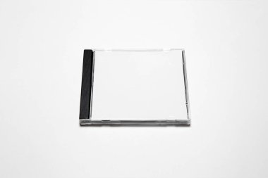 Marka tasarımı için beyaz izole edilmiş küçük plastik kutu kılıfını kapat. Cd mücevheri, yumuşak gri arka planda. Dvd veya CD diski