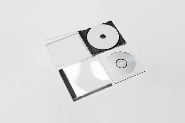 ブランドデザインのための白の隔離されたブランクとコンパクトなプラスチックディスクボックスケースを開いて閉じます ソフトグレーの背景にCd宝石のモックアップ — ストック写真