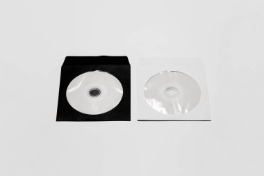 DVD ya da CD Disk Kağıt Kutusu markalaşma tasarımı için beyaz izole edilmiş. Cd mücevheri yumuşak gri arkaplanda maketi. 