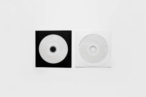 ブランドデザインのための白の隔離された空白のDvdまたはCdディスクペーパーケース Cd宝石モックアップ上の柔らかい灰色の背景 — ストック写真