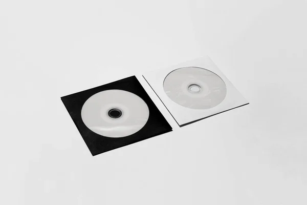 ブランドデザインのための白の隔離された空白のDvdまたはCdディスクペーパーケース Cd宝石モックアップ上の柔らかい灰色の背景 — ストック写真