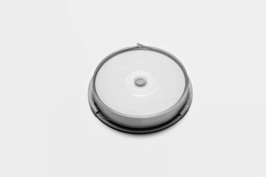 Marka tasarımı için beyaz izole edilmiş küçük plastik kutu kılıfını kapat. Cd mücevheri, yumuşak gri arka planda. Dvd veya CD diski