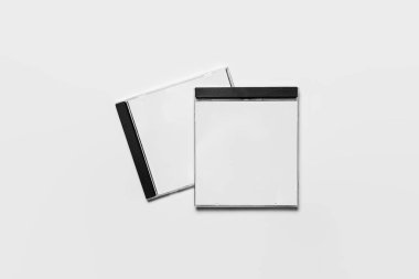 Marka tasarımı için beyaz izole edilmiş küçük plastik kutu kılıfını kapat. Cd mücevheri, yumuşak gri arka planda. Dvd veya CD diski