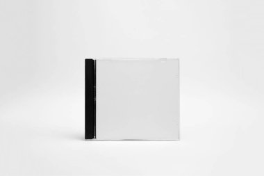Marka tasarımı için beyaz izole edilmiş küçük plastik kutu kılıfını kapat. Cd mücevheri, yumuşak gri arka planda. Dvd veya CD diski