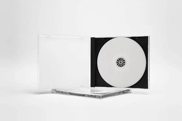 ブランディングデザインのための白の隔離されたブランクとオープンと閉じるコンパクトなプラスチックディスクボックスケースセット 柔らかい灰色の背景にCdの宝石のモックアップ Dvd又はCdディスク — ストック写真