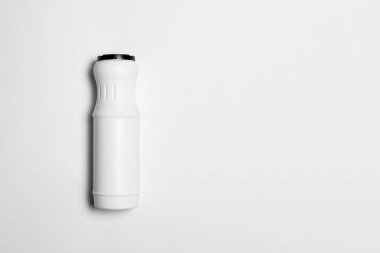 Ev yapımı kimyasallar beyaz arka planda izole edilmiş boş plastik şişe. Kuru Deterjan veya sabun, leke çıkarıcı, çamaşır suyu, banyo veya tuvalet temizleyicisi. Yüksek çözünürlüklü fotoğraf..
