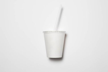 Beyaz Kağıt Kupa Modeli. Beyaz arka planda izole edilmiş beyaz pipet. Yüksek çözünürlüklü fotoğraf..