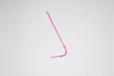 Beyaz arka planda izole edilmiş saman içmek. Yüksek çözünürlüklü fotoğraf.