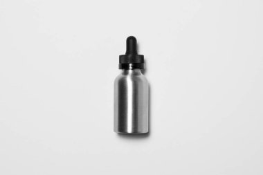 Açık gri arka planda boş alüminyum şişe kapağı. Alüminyum şişe paketleme maketi dizaynınız için hazır. Yüksek çözünürlüklü fotoğraf.