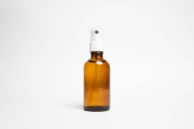 Beyaz sprey başlıklı cam şişeyi temizle. Beyaz arka planda izole edilmiş. Boş ambalaj modeli. Yüksek çözünürlüklü fotoğraf..