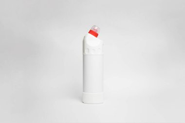 Plastik beyaz şişe maketi, kirli çamaşırlar için sıvı deterjan, tuvalet veya lavabo açıcı, banyo temizlemek için antibakteriyel jel. Yüksek çözünürlüklü fotoğraf..