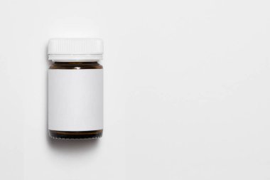 Açık gri arka planda boş etiketli Cam Ek Şişesi & Kutusu. Tasarımınız için model şablonu hazır. Şişeler. Üst görünüm..