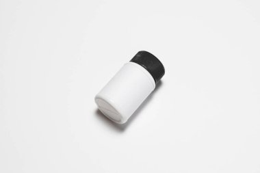 Plastik beyaz hap ya da vitamin takviyesi şişesi, tıbbi ilaç plastik şişesi kesme yolu ile beyaz zemin üzerinde izole edilmiş. Yüksek çözünürlüklü fotoğraf.