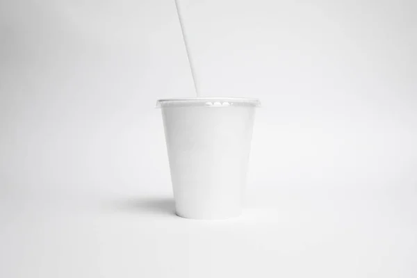 White Paper Cup Mockup Med Vitt Sugrör Isolerad Vit Bakgrund — Stockfoto