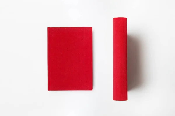 Vertikal Stehende Leere Rote Buch Attrappe Auf Weißem Hintergrund Foto — Stockfoto