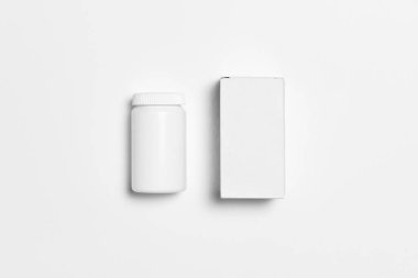 Karton kutulu plastik ilaç şişesi, beyaz arka planda izole edilmiş. Mock Up tasarım ve markalaşma için kullanılacak. Yüksek çözünürlüklü fotoğraf.