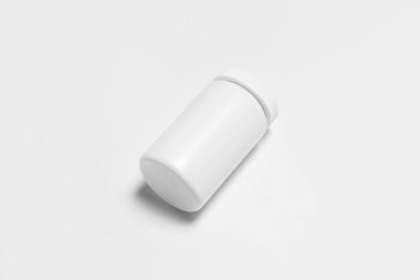 Plastik beyaz hap ya da vitamin takviyesi şişesi, tıbbi ilaç plastik şişesi kesme yolu ile beyaz arka planda izole edilmiş. Yüksek çözünürlüklü fotoğraf. Üst görünüm