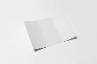 A4 mü? Boş Üçlü Kağıt Broşür, gölgeli yumuşak gri arkaplan modeli. Yüksek çözünürlüklü fotoğraf. Üst görünüm