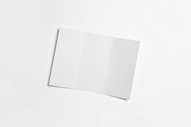 A4 mü? Boş Üçlü Kağıt Broşür, gölgeli yumuşak gri arkaplan modeli. Yüksek çözünürlüklü fotoğraf. Üst görünüm