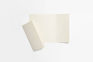 A4 mü? Kağıtlı Boş Kağıt Broşür yumuşak gri arka planda gölgeli bir model. Yüksek çözünürlüklü fotoğraf. Üst görünüm