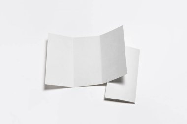 A4 mü? Kağıtlı Boş Kağıt Broşür yumuşak gri arka planda gölgeli bir model. Yüksek çözünürlüklü fotoğraf. Üst görünüm