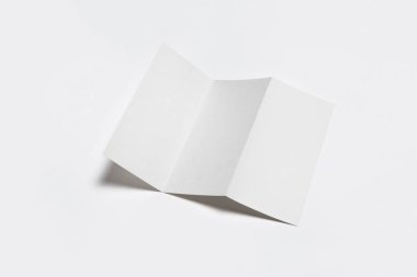 A4 mü? Kağıtlı Boş Kağıt Broşür yumuşak gri arka planda gölgeli bir model. Yüksek çözünürlüklü fotoğraf. Üst görünüm