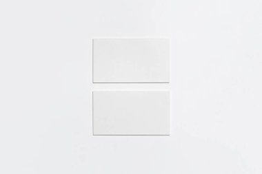 Beyaz desenli arka planda iki dikey iş kartı modeli. Yüksek çözünürlüklü fotoğraf. Üst görünüm.